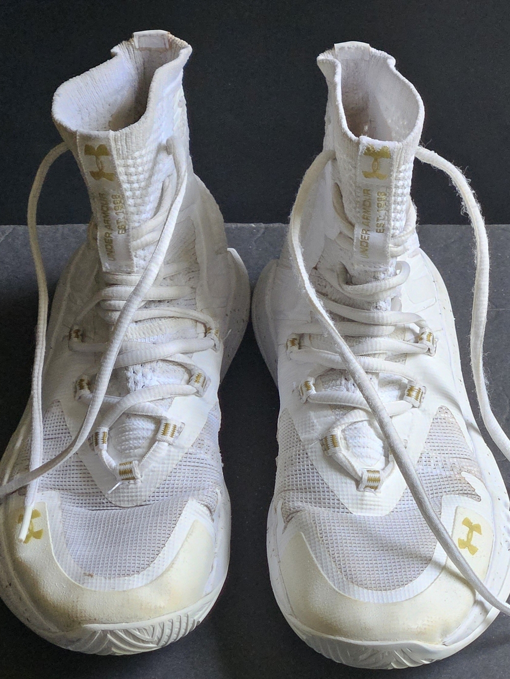 UNDER ARMOUR Highlight Ace 2.0 White Metallic Gold Women's Sz 7.5 Pre-Owned EUC